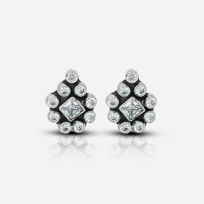 Pair of diamond stud earrings 