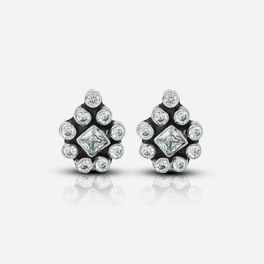 Pair of diamond stud earrings 